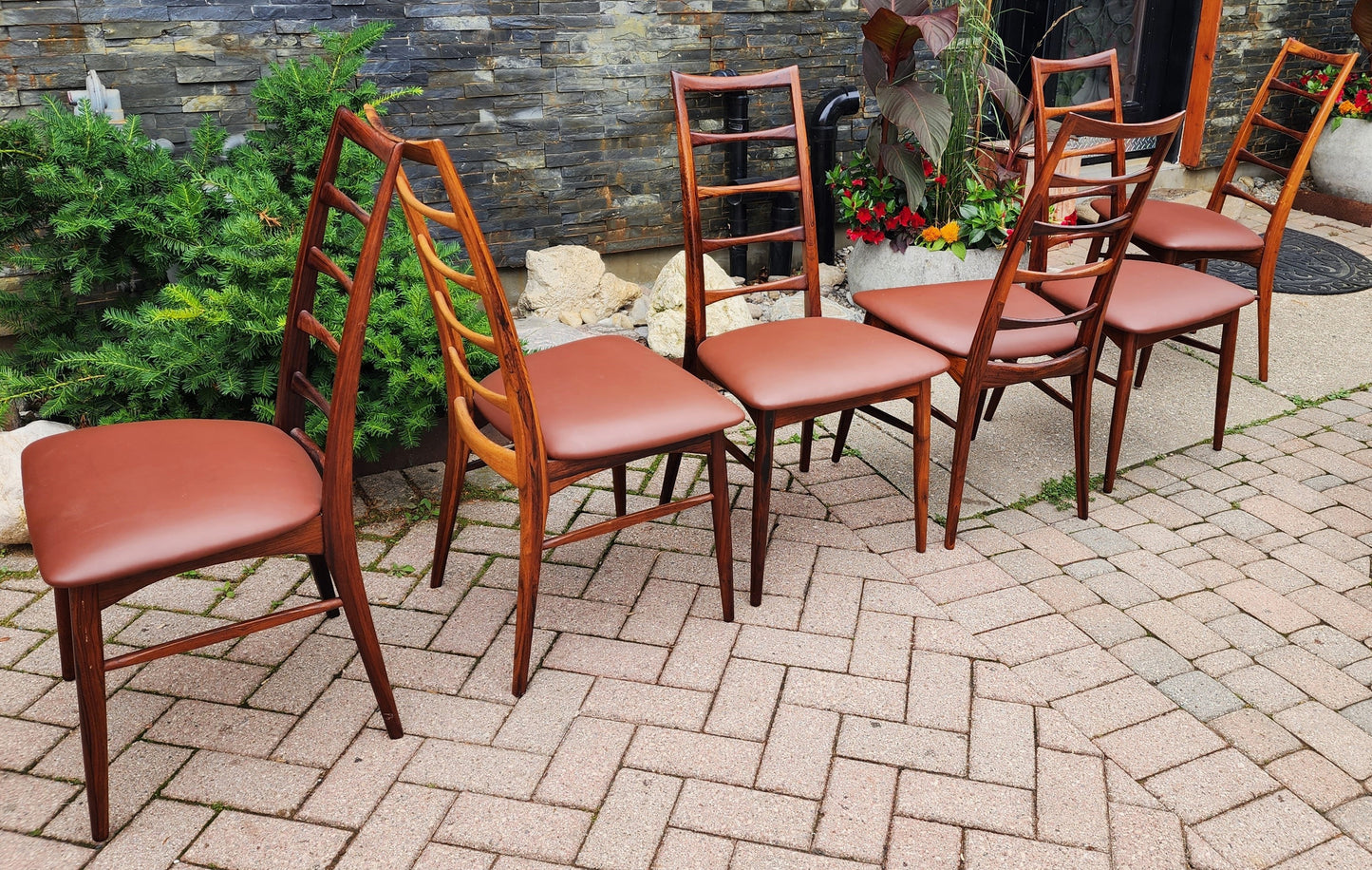 Danish MCN draw leaf rosewood table by Johannes Andersen 63"-102" & 6 Lis chairs by Niels Kofoed