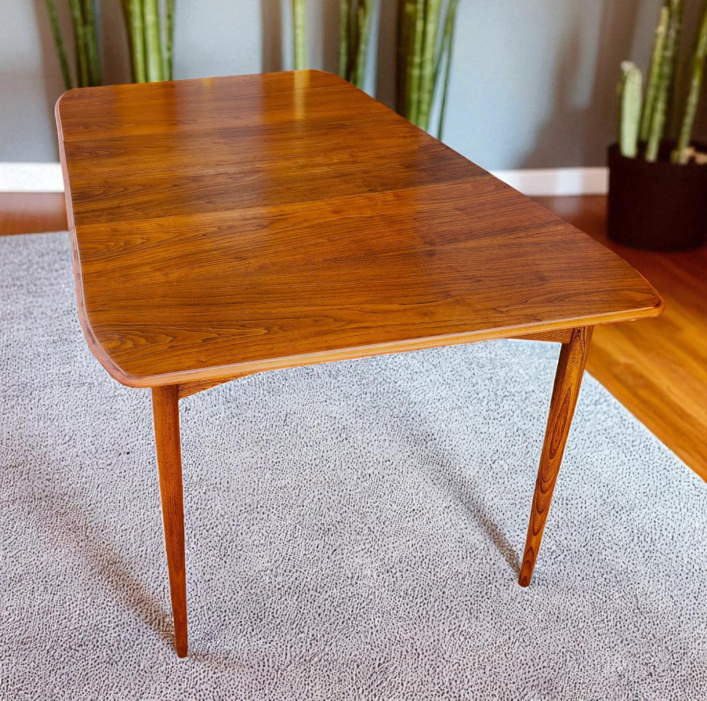 REFINISHED MCM Walnut Dining Table w 2 leaves by Deilcraft, 4-6 ft
