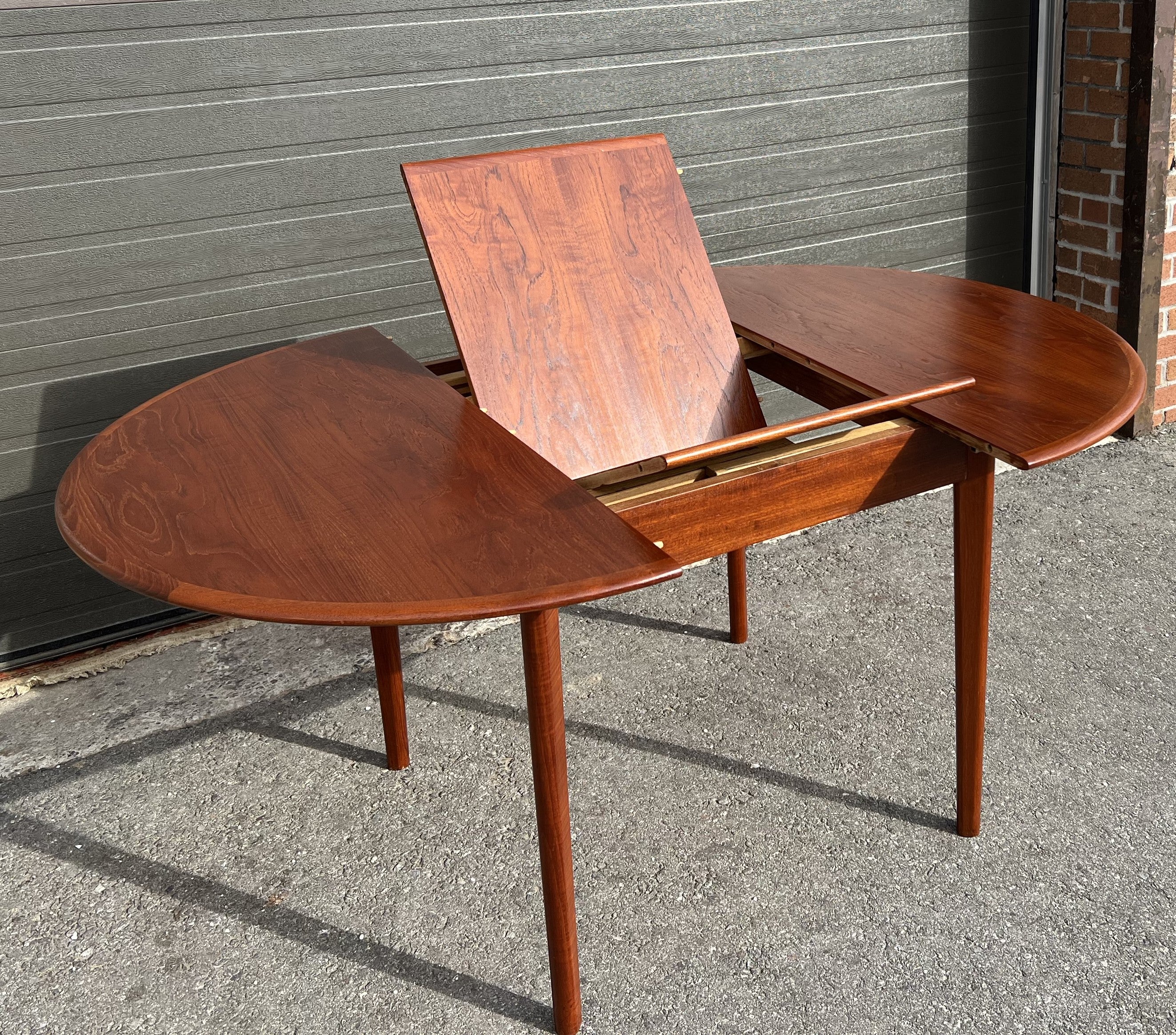 Table with online built in leaf