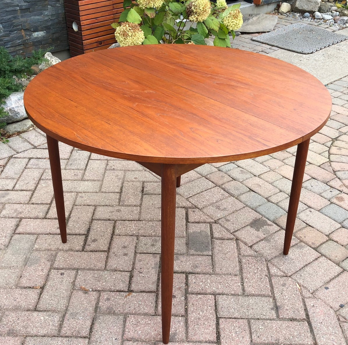REFINISHED MCM Round to Oval Teak Table w 3 Leaves 41.5"-93" perfect - Mid Century Modern Toronto
