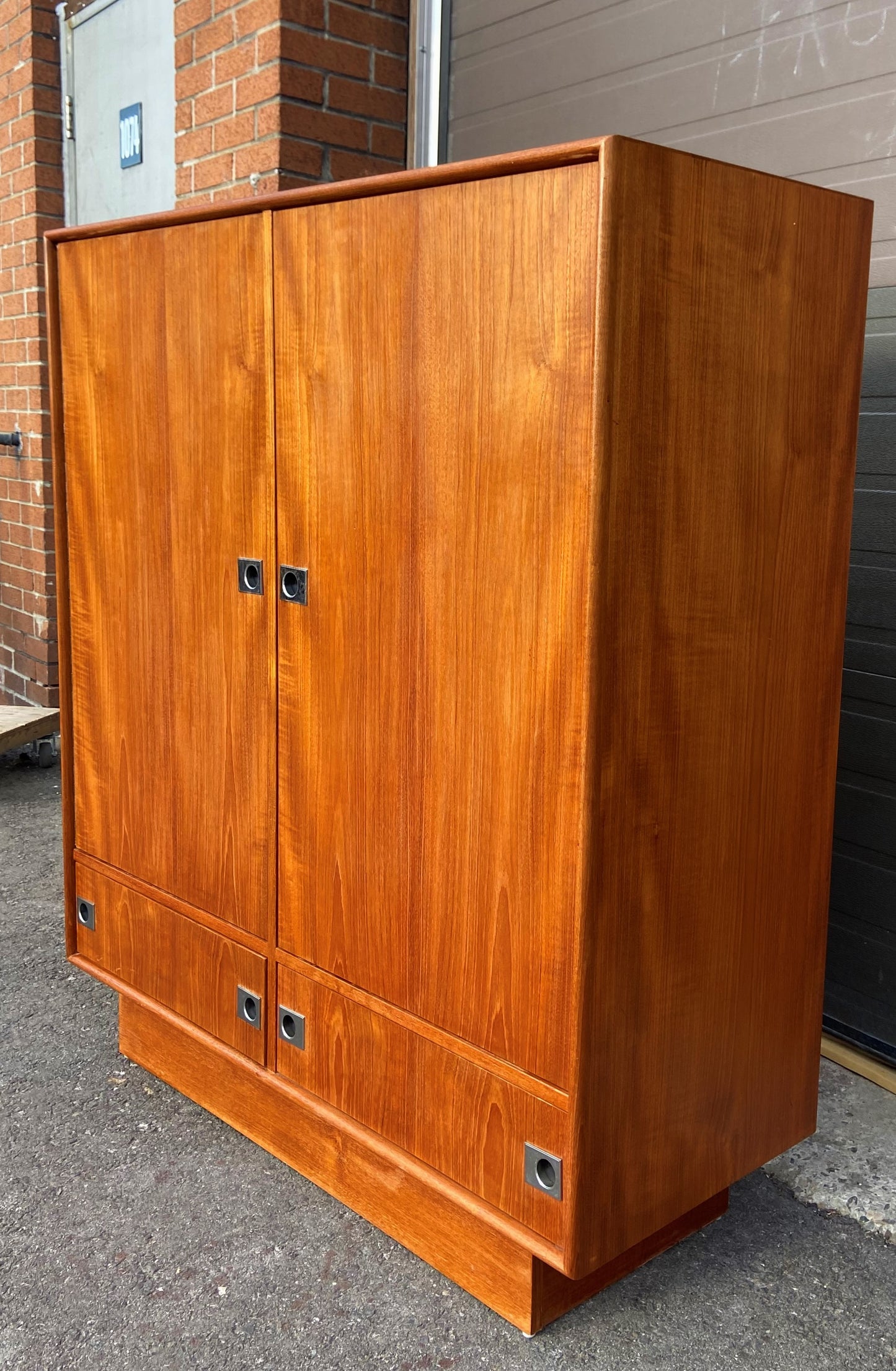 REFINISHED Mid Century Modern teak queen bed w floating nightstands & 2 dressers