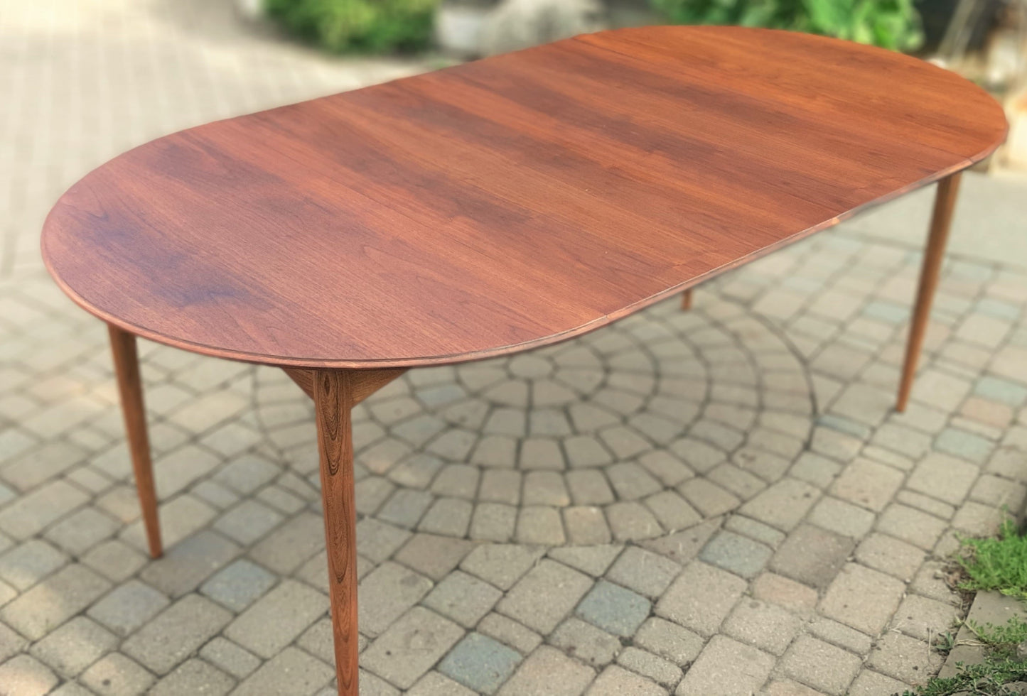 REFINISHED MCM Walnut Dining Table Round to Oval w 2 leaves by Deilcraft, PERFECT, 40"-76"