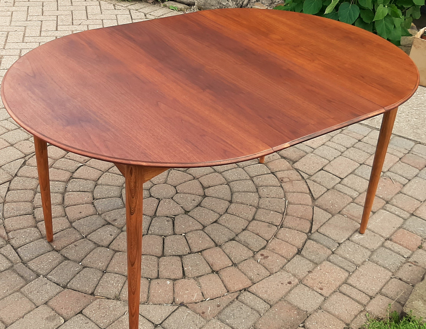 REFINISHED MCM Walnut Dining Table Round to Oval w 2 leaves by Deilcraft, PERFECT, 40"-76"