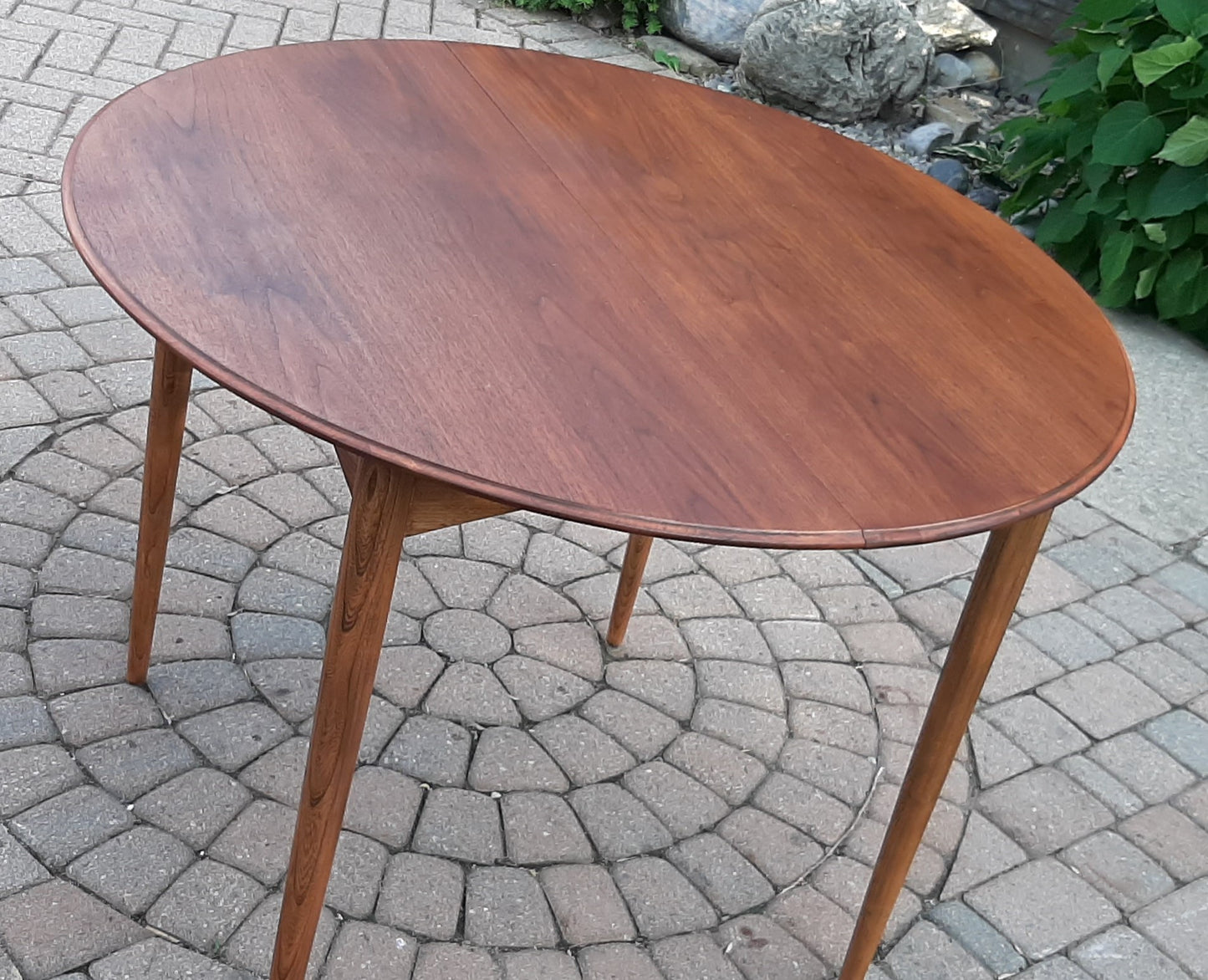 REFINISHED MCM Walnut Dining Table Round to Oval w 2 leaves by Deilcraft, PERFECT, 40"-76"
