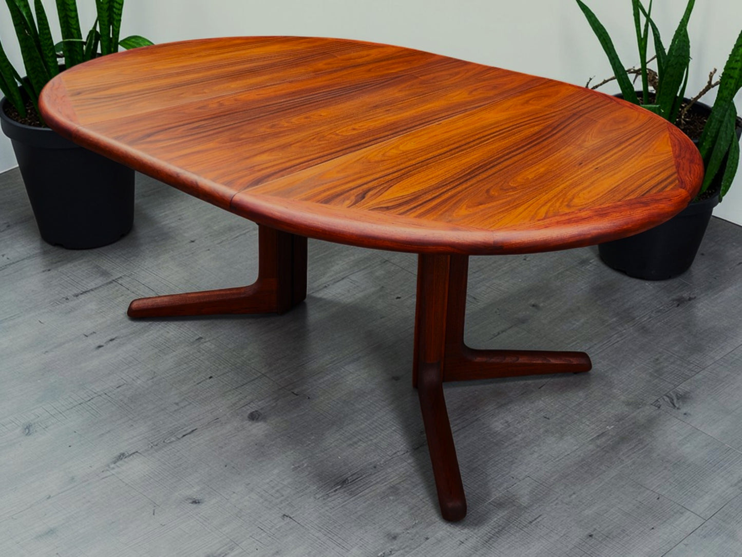 REFINISHED Danish MCM Rosewood Table Round w 2 Leaves by Dyrlund, 47"-86"