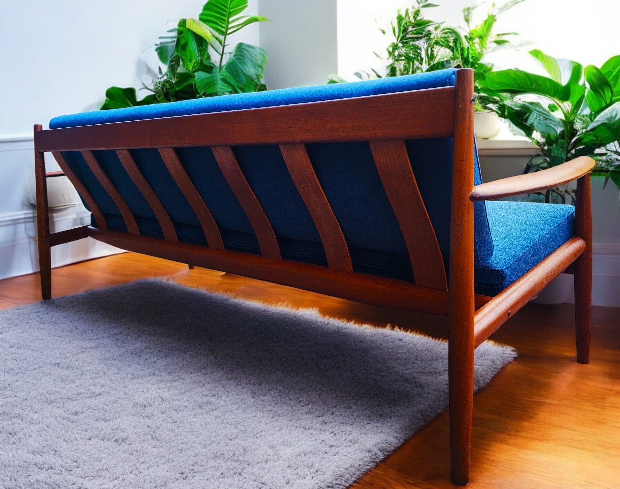 no.0333 羽根のダガーとシックなウッド REFINISHED REUPHOLSTERED Danish MCM Teak Sofa by Grete Jalk for