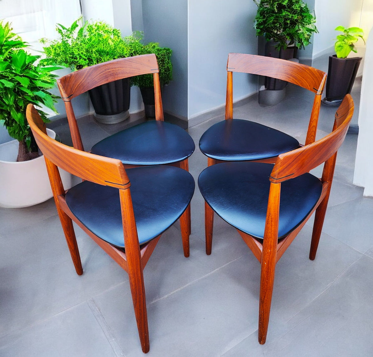REFINISHED Danish MCM ROUNDETTE Teak Table & 4 Chairs by Hans Olsen for Frem Rølje