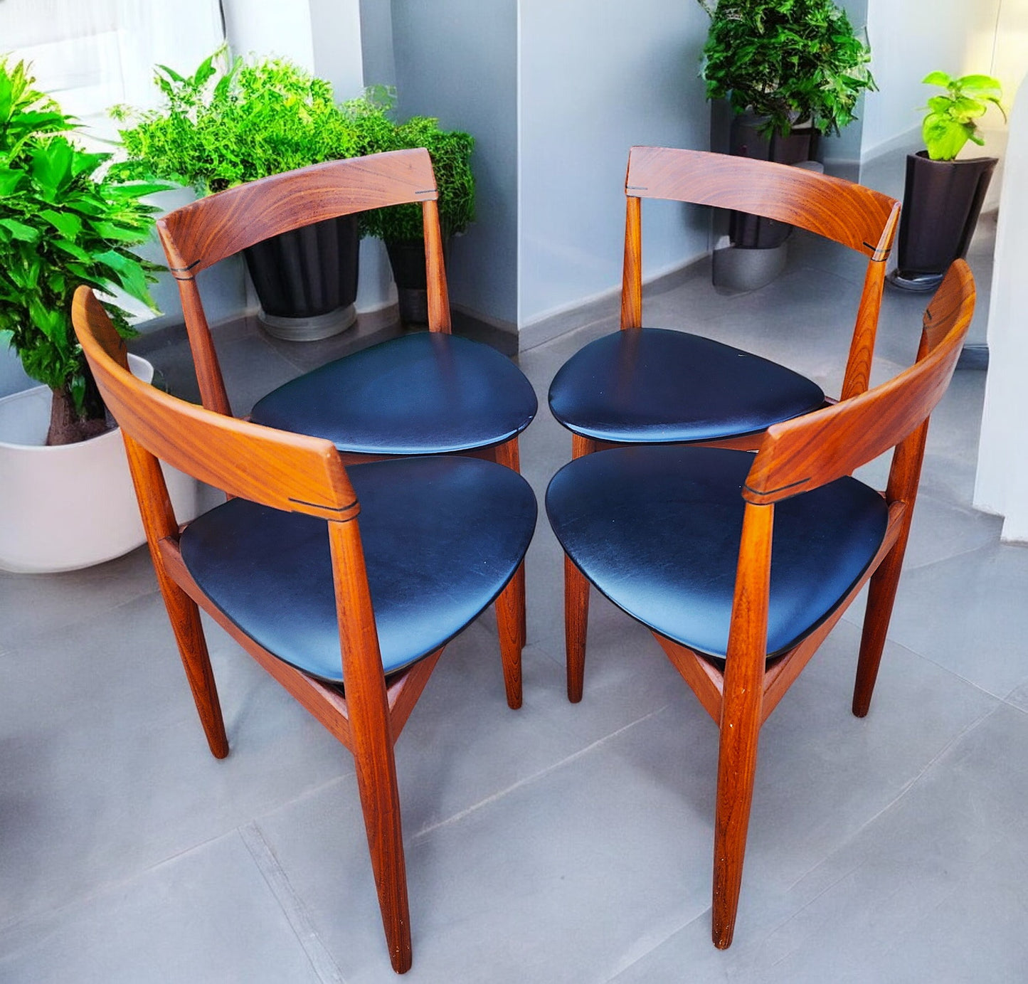 REFINISHED Danish MCM ROUNDETTE Teak Table & 4 Chairs by Hans Olsen for Frem Rølje