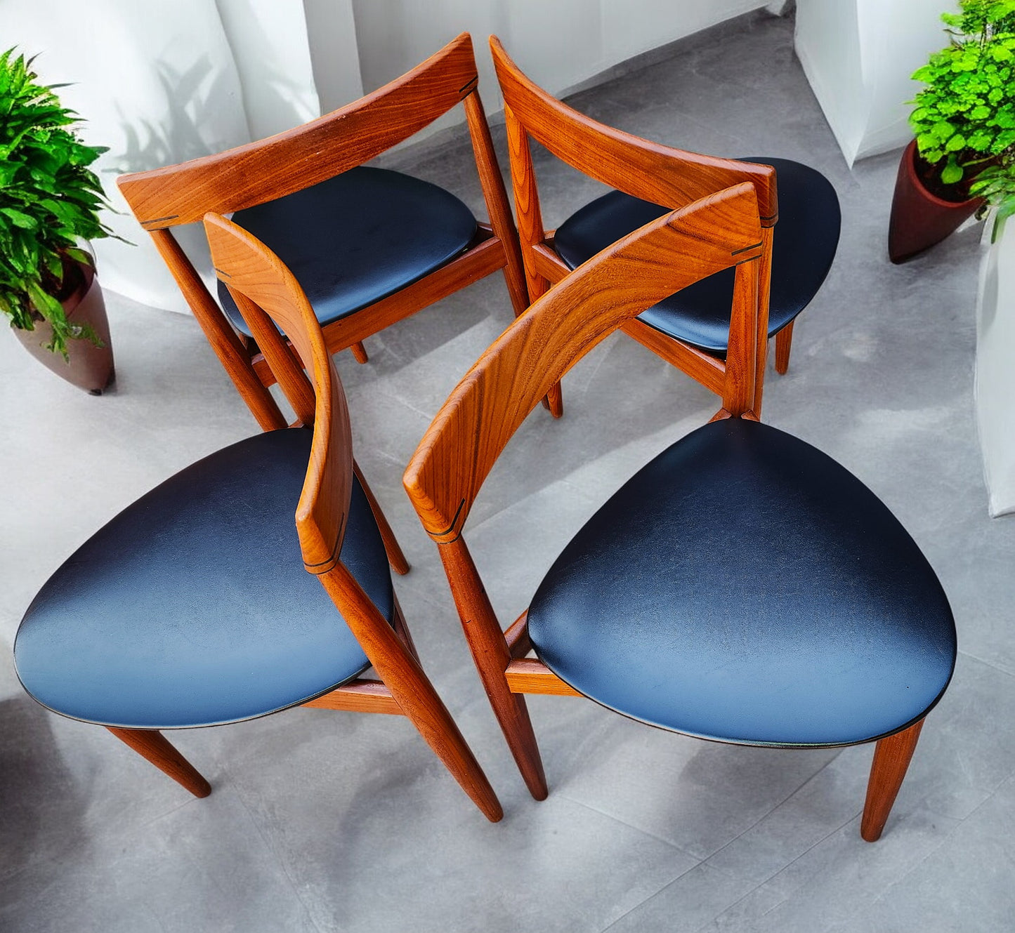 REFINISHED Danish MCM ROUNDETTE Teak Table & 4 Chairs by Hans Olsen for Frem Rølje