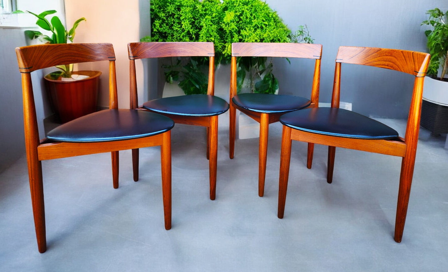 REFINISHED Danish MCM ROUNDETTE Teak Table & 4 Chairs by Hans Olsen for Frem Rølje