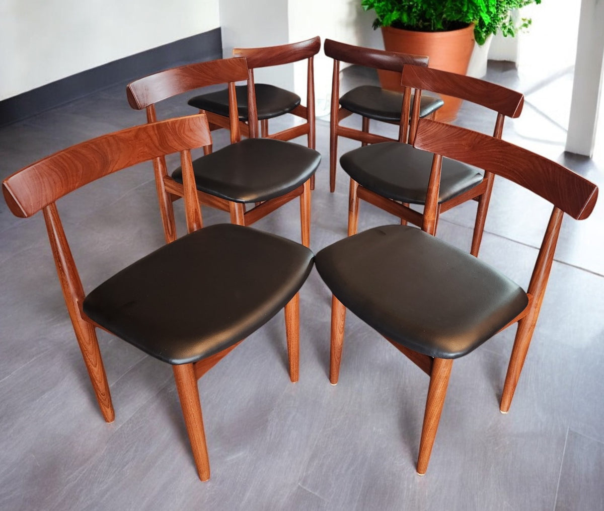 REFINISHED Danish MCM Roundette Teak Extension Table & 6 Chairs (4-legged) by Hans Olsen