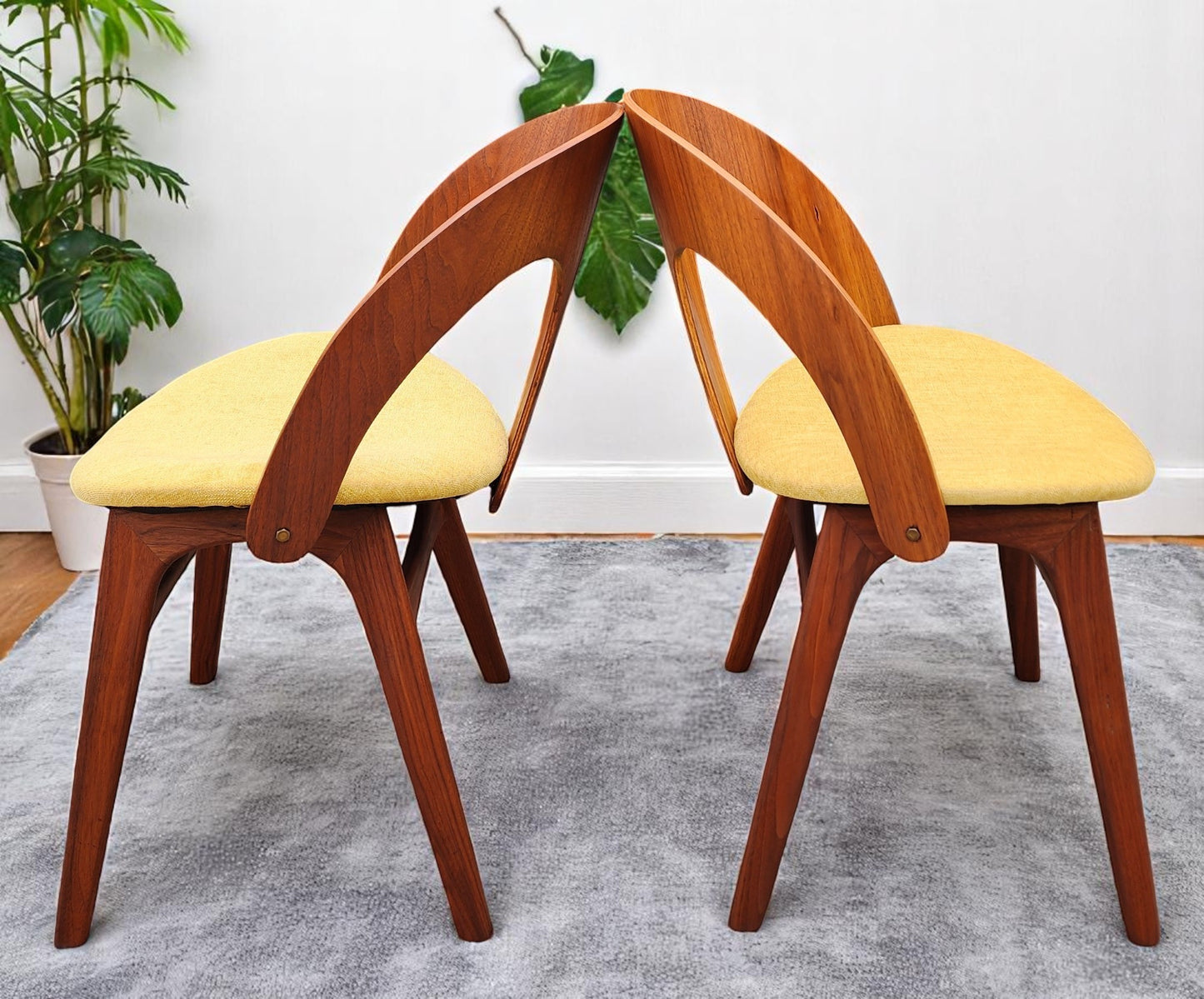 REFINISHED Mid Century Modern Walnut Table w 1 Leaf and 6 Chairs, Børge Mogensen style