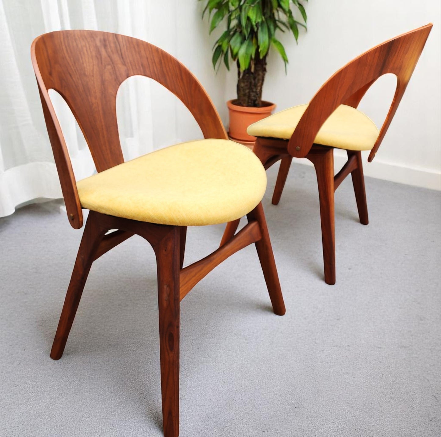REFINISHED Mid Century Modern Walnut Table w 1 Leaf and 6 Chairs, Børge Mogensen style