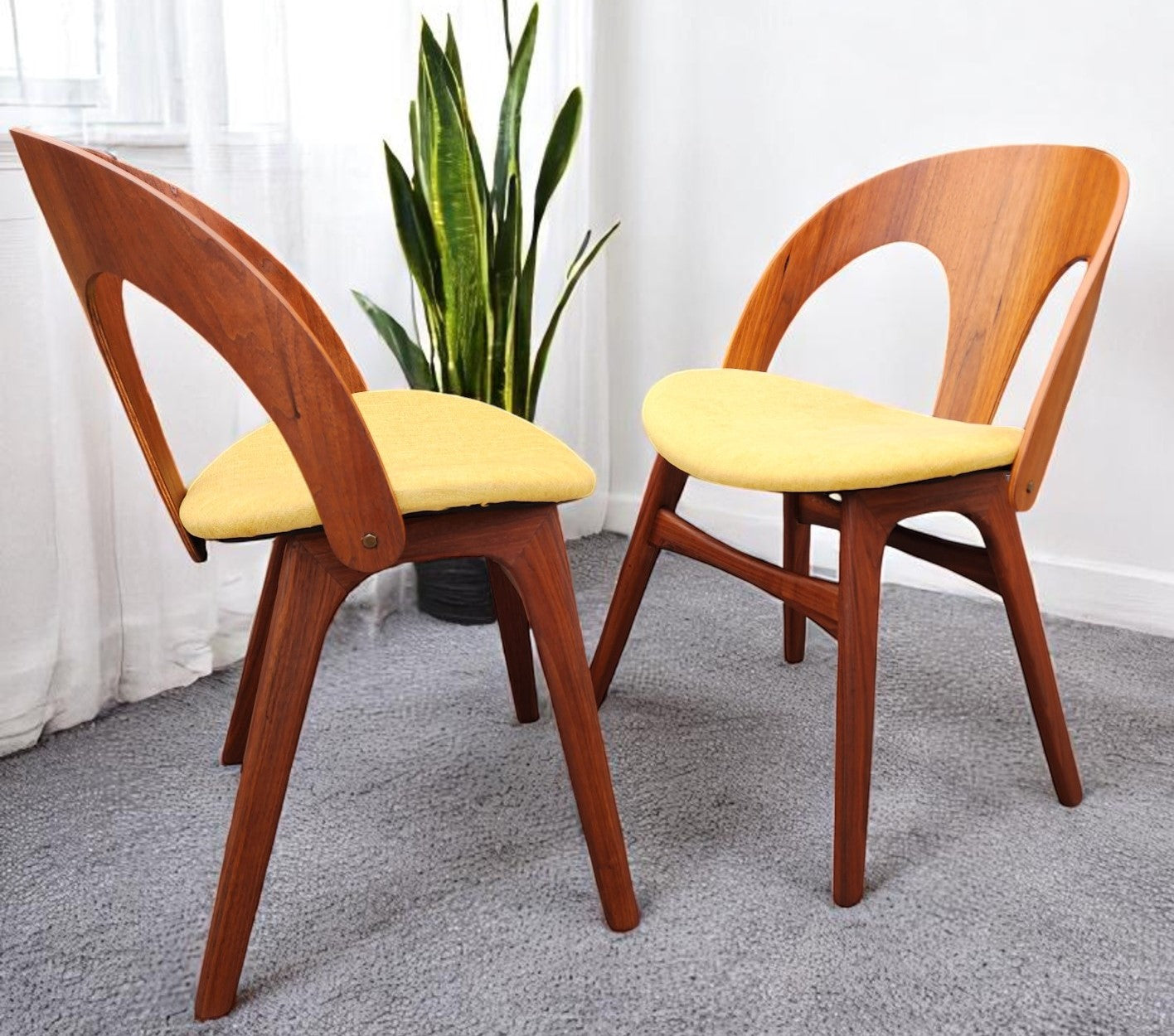REFINISHED Mid Century Modern Walnut Table w 1 Leaf and 6 Chairs, Børge Mogensen style
