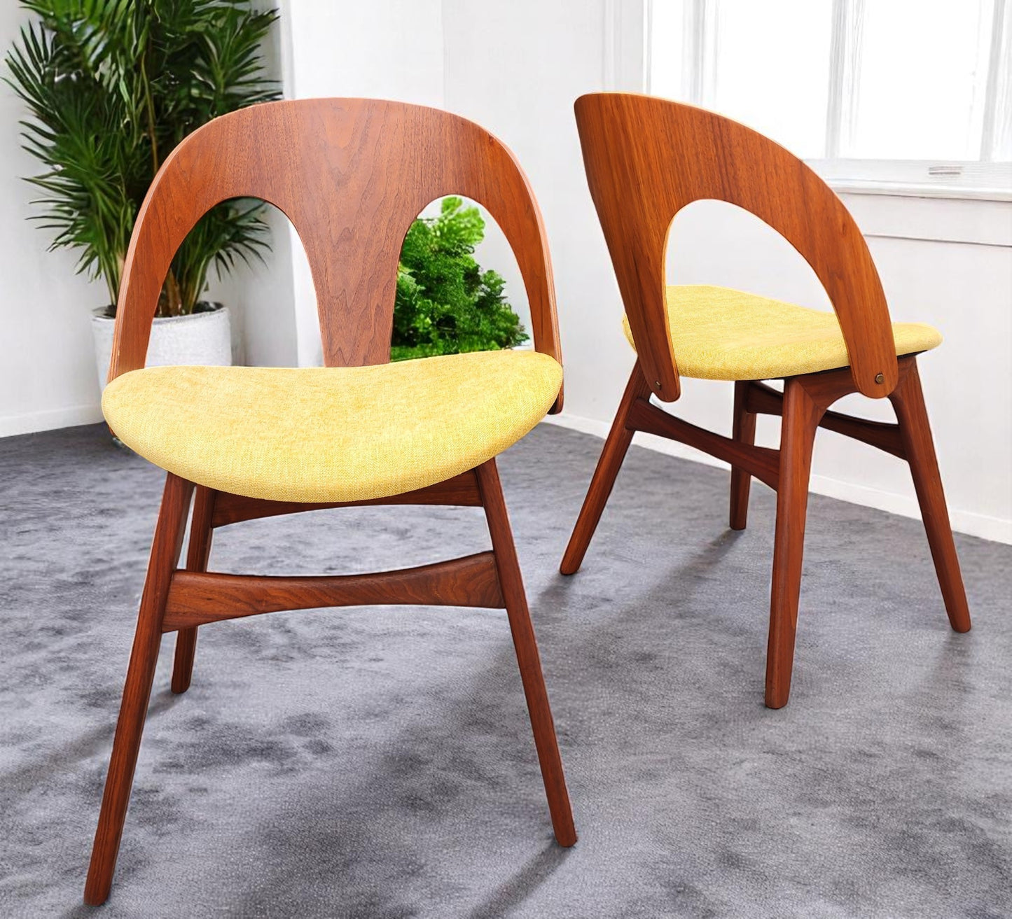 REFINISHED Mid Century Modern Walnut Table w 1 Leaf and 6 Chairs, Børge Mogensen style