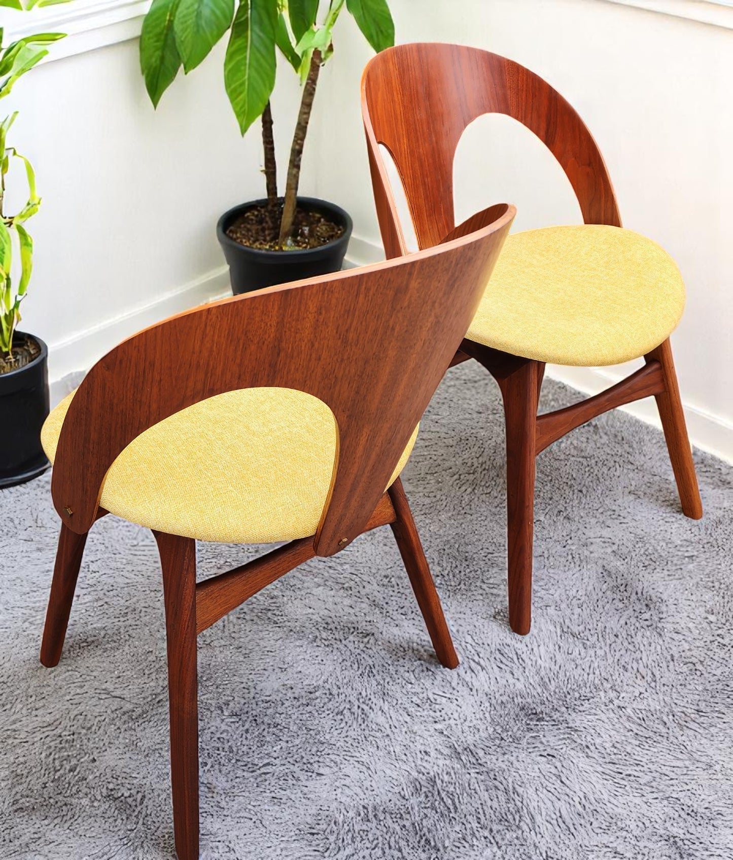 REFINISHED Mid Century Modern Walnut Table w 1 Leaf and 6 Chairs, Børge Mogensen style