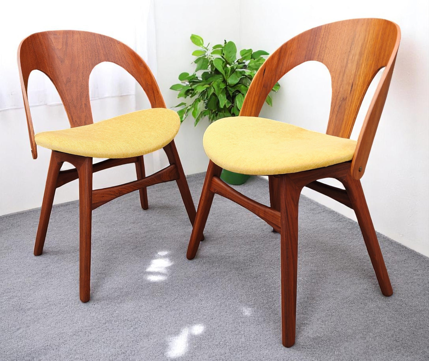 REFINISHED Mid Century Modern Walnut Table w 1 Leaf and 6 Chairs, Børge Mogensen style