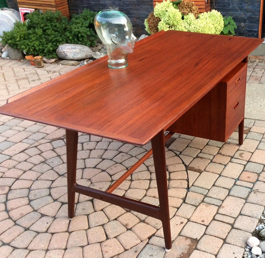 Mid Century Modern Teak Desk by Arne Vodder and Anton Borg for Vamo in perfect condition - Mid Century Modern Toronto