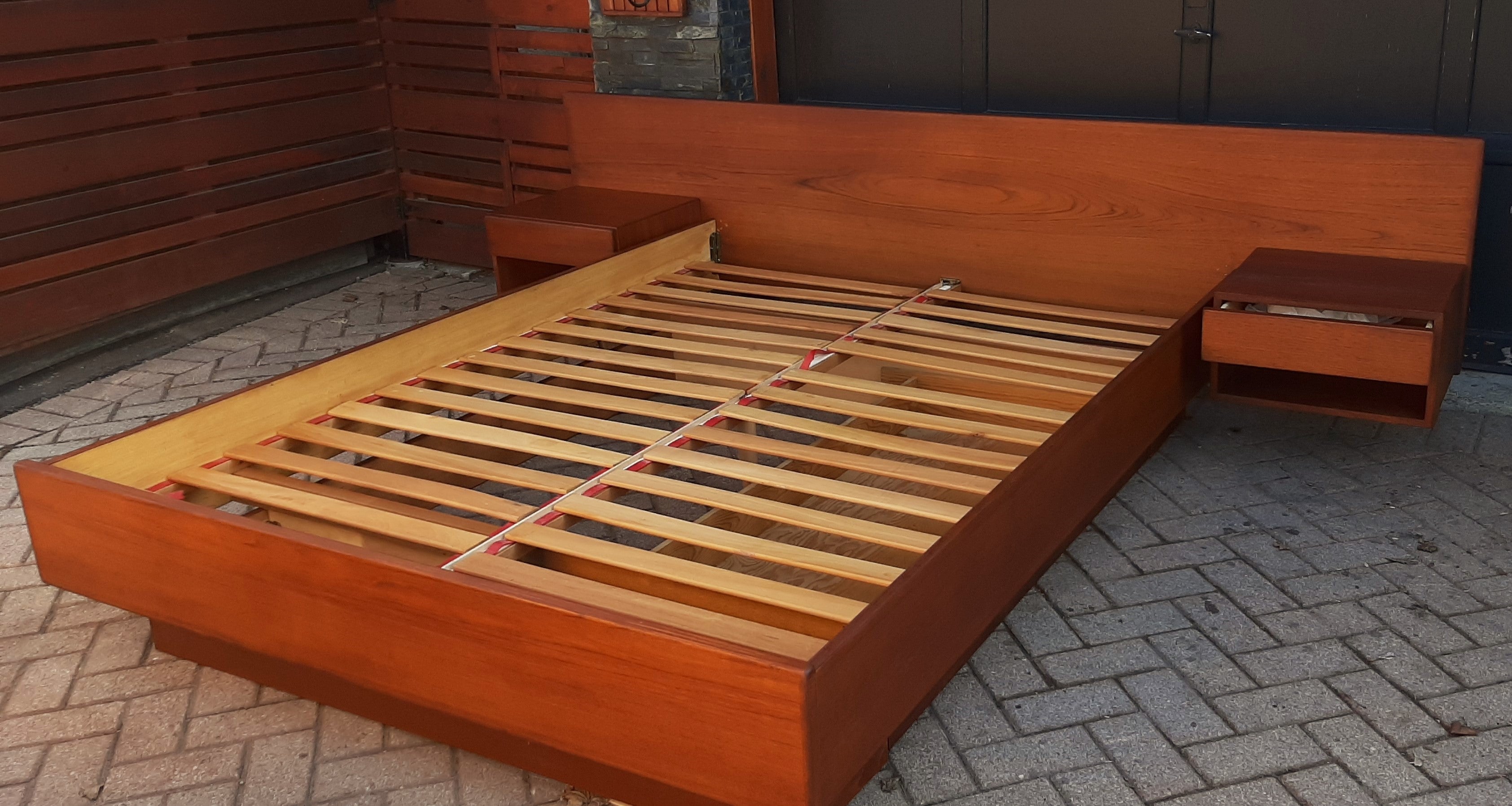 Danish platform store bed