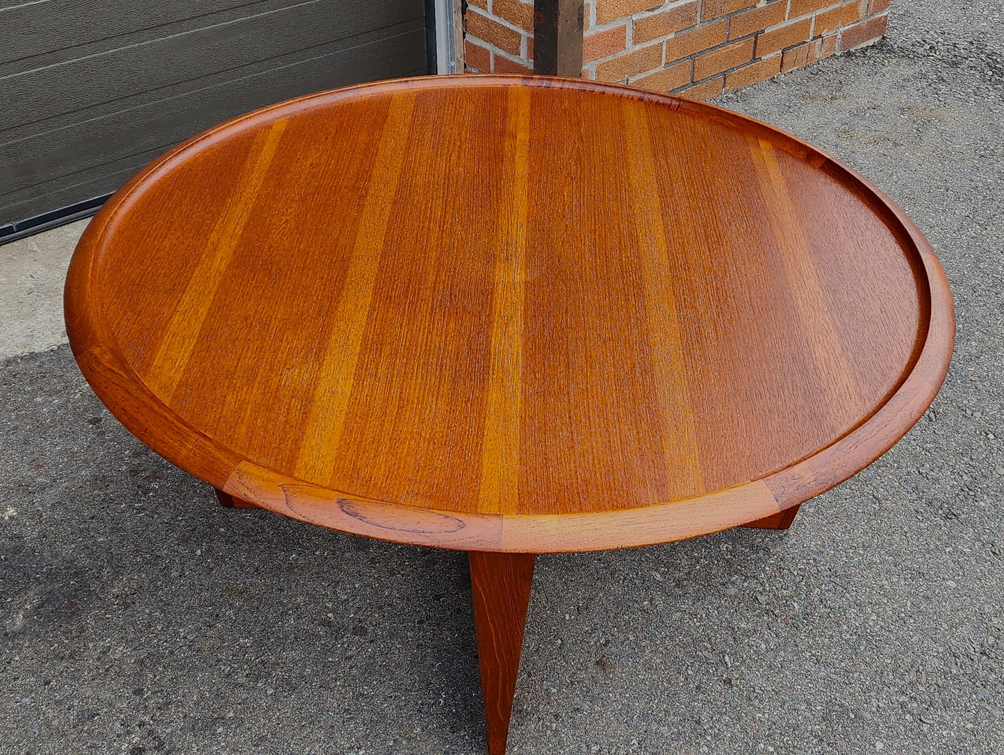 REFINISHED Mid Century Modern Round Coffee Table w Raised Edge D41"