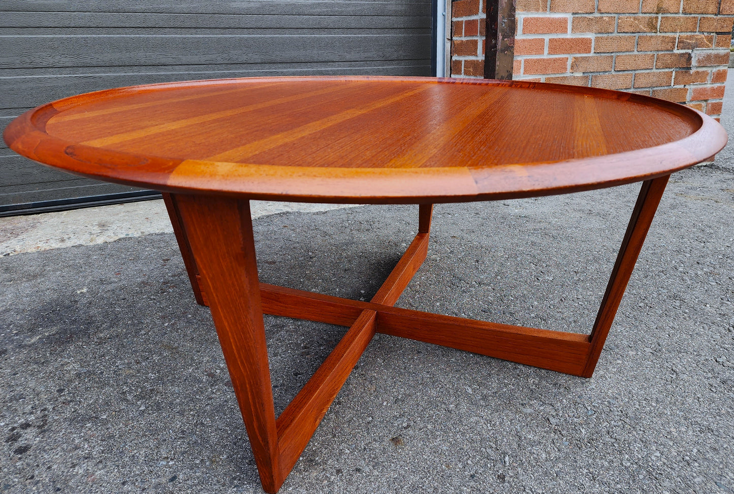 REFINISHED Mid Century Modern Round Coffee Table w Raised Edge D41"