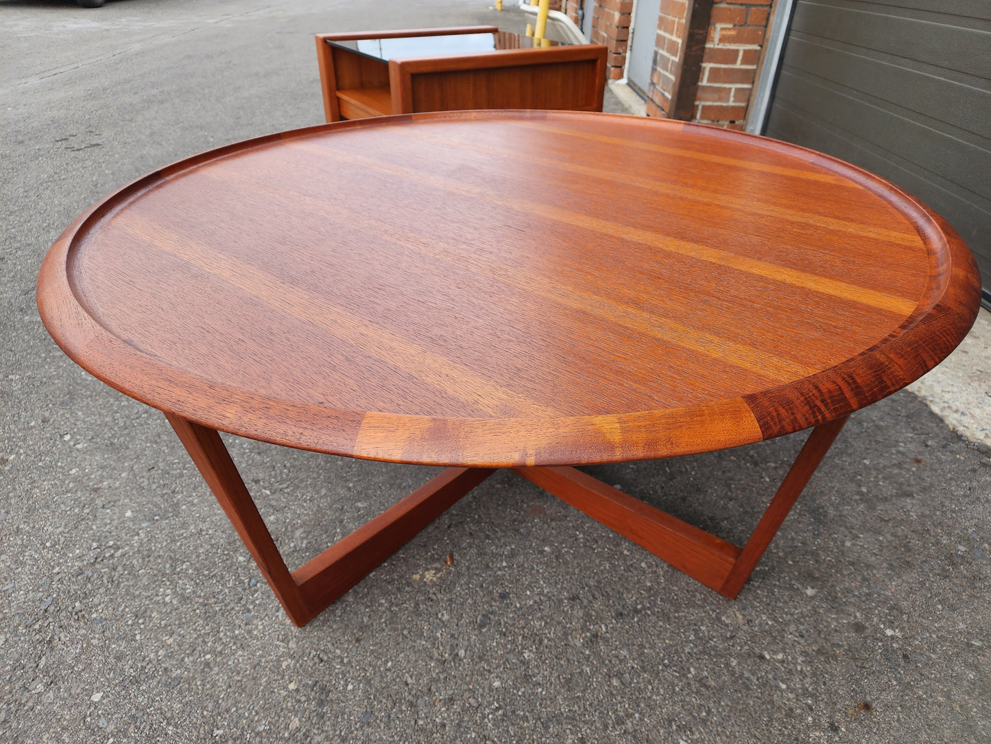 REFINISHED Mid Century Modern Round Coffee Table w Raised Edge D41"