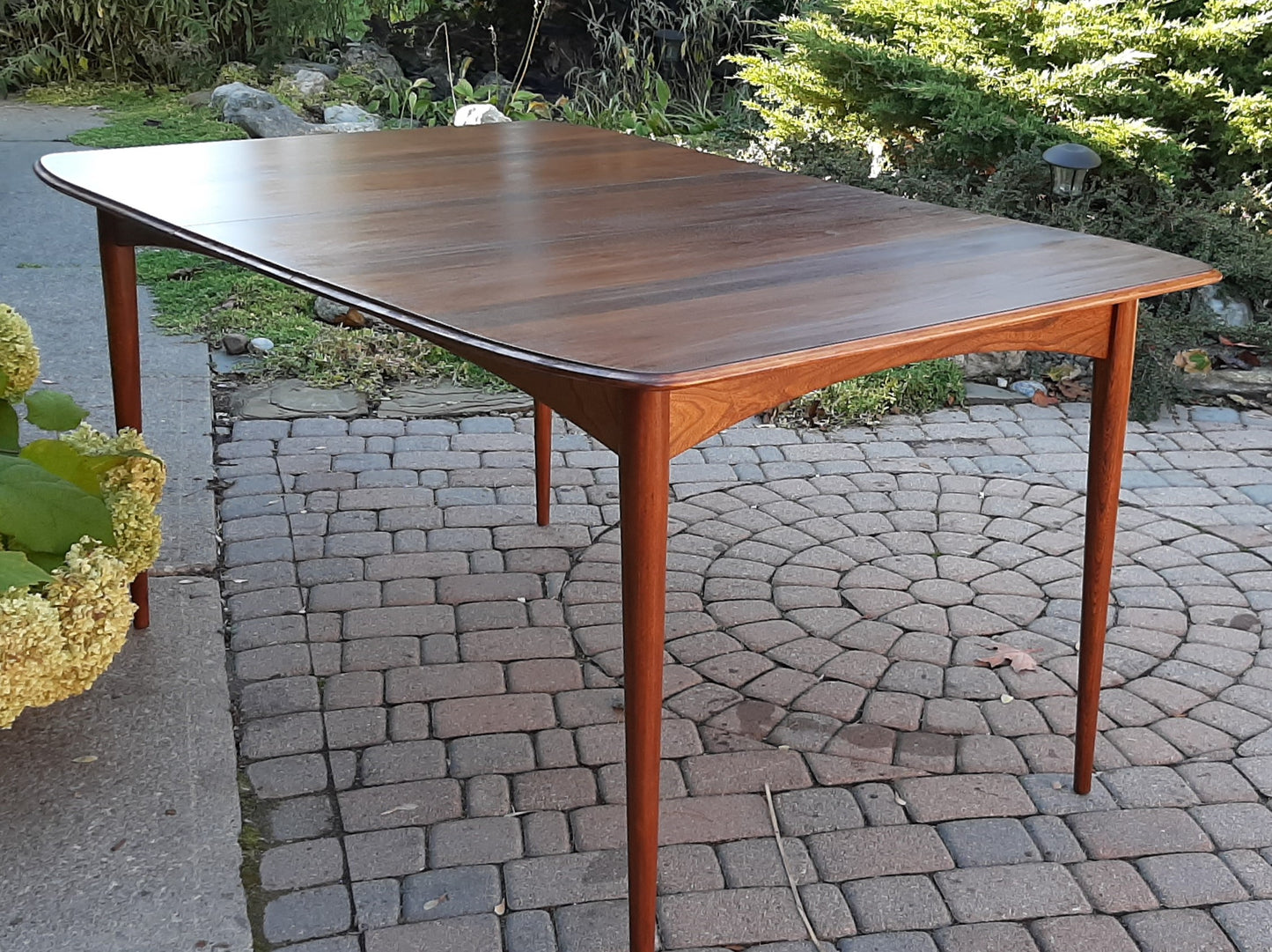 REFINISHED MCM Walnut Dining Table Extendable w 2 leaves by Deilcraft, perfect, 4-6 ft