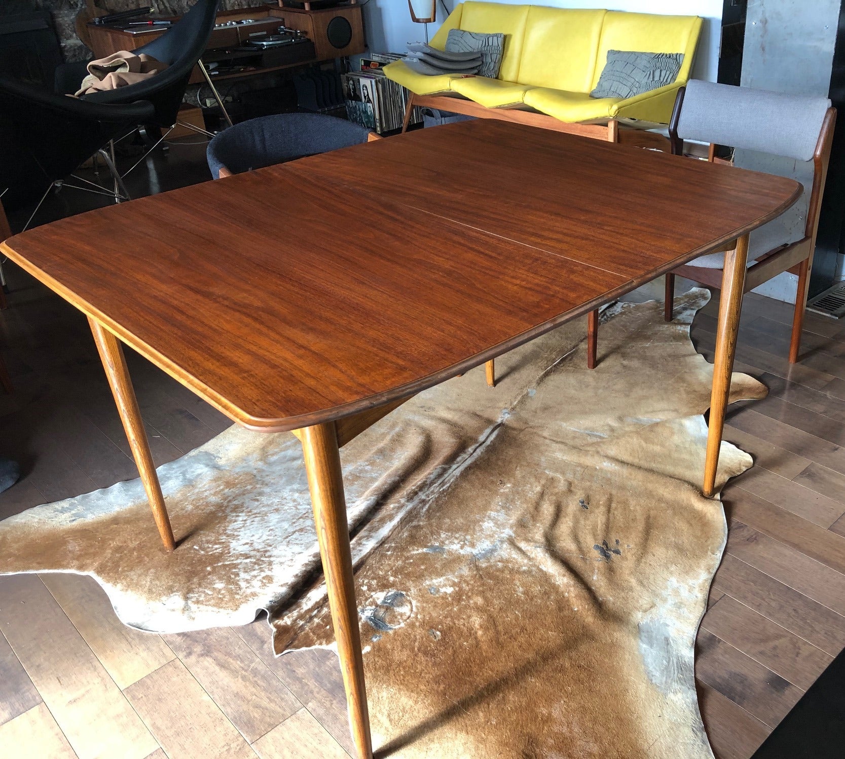 REFINISHED MCM Walnut Dining Table Extendable w 2 leaves by Deilcraft, perfect, 48" - 72" - Mid Century Modern Toronto